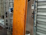 une grande porte en bois au milieu d'une pièce