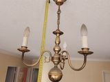 une photo d'un lustre avec un mètre ruban au plafond