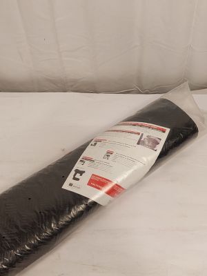 un rouleau de plastique noir posé sur un lit