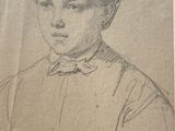 portrait d'un jeune garçon portant un nœud papillon, sous forme de dessin en noir et blanc