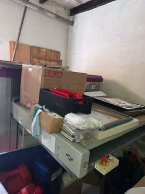 une pièce encombrée et remplie de cartons