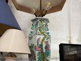 une lampe posée sur une table à côté d'un ordinateur portable