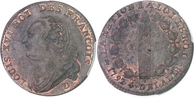 Gros plan sur une pièce de monnaie ornée d'une couronne