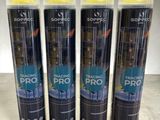 trois flacons de produits d'entretien posés sur un plan de travail