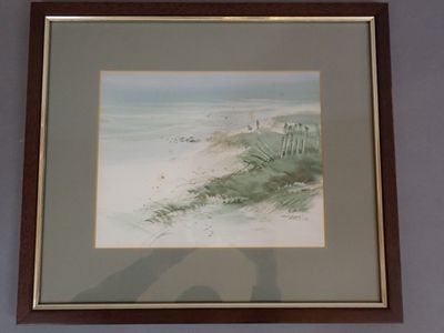 tableau représentant une scène de plage, avec un cadre en bois et l'ombre d'une personne sur le sable