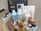 un panier en osier rempli de produits de beauté et de vernis à ongles