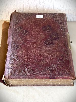 un vieux livre posé sur une table