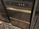 un four qui se trouve au milieu d'une cuisine