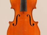 un vieux violon avec un archet sur fond blanc