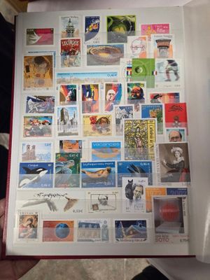 3 Classeurs avec des timbres en Euro (très peu de timbres en…