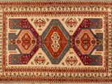 un vieux tapis aux couleurs et aux motifs variés