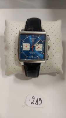 une montre posée sur un oreiller