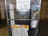 un chariot en métal contenant tout un tas d'objets