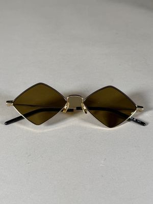 des lunettes de soleil posées sur une table blanche recouverte d'une nappe blanche