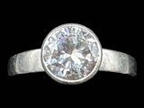 gros plan d'une bague en diamant sur fond noir