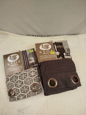 trois objets posés sur un lit