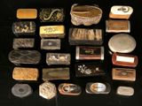 plusieurs types de bijoux différents sur une surface noire