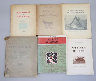 plusieurs livres sont empilés sur une table