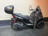 un scooter garé contre un mur