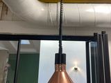 une lampe en cuivre suspendue au plafond d'une pièce