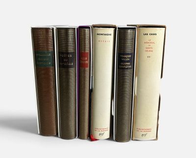 plusieurs livres sont alignés sur une surface blanche
