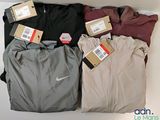 Plusieurs paires de survêtements Nike pour homme sont exposées dans une boîte