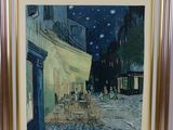tableau représentant une scène de rue avec des personnes assises à une table au milieu de la nuit