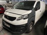 une camionnette blanche garée dans un garage