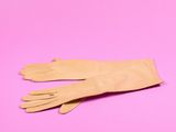 une paire de gants en cuir beige sur fond rose
