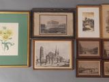 de nombreuses photos accrochées au mur de cette pièce