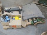 une caisse d'outils posée sur une palette, à côté d'une pile de cartons