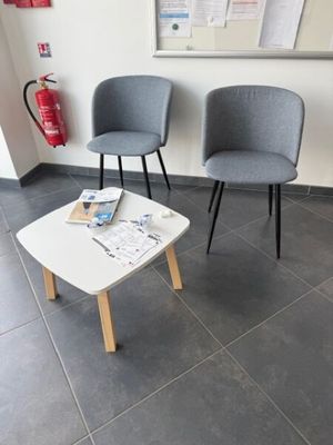 deux chaises et une table basse dans une salle d'attente