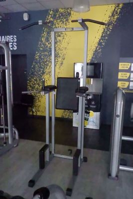 une image d'une salle de sport avec des équipements