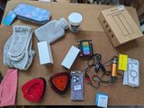 une table sur laquelle se trouvent de nombreux objets