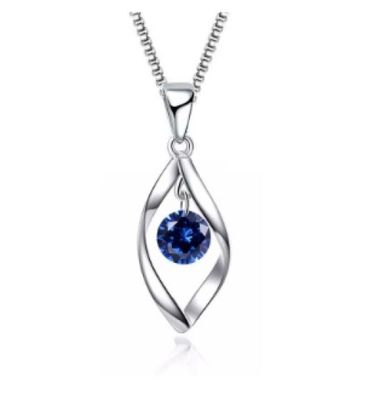 un pendentif en saphir bleu muni d'une chaîne en argent