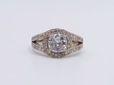 gros plan d'une bague en diamant sur une surface blanche