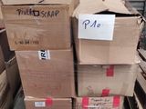 une pile de boîtes posées sur le sol