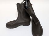 une paire de bottes en cuir marron posées sur une surface blanche, sur fond blanc