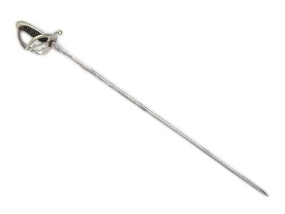 un gros plan d'une épée avec une poignée en métal sur fond blanc