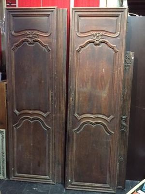 Ensemble de deux portes d'armoire en chêne mouluré et sculpt… - Photo 1