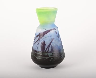 un vase en verre sur lequel est représenté un bateau