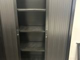 une armoire métallique avec des étagères au milieu