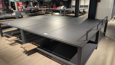 8 TABLES de présentation métalliques à deux niveaux avec sép…