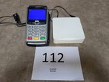 un téléphone portable posé à côté d'un lecteur de carte