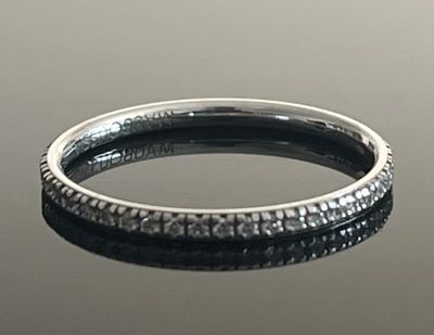 un gros plan d'une bague en argent posée sur une table
