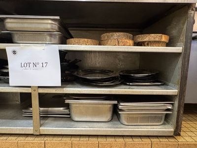 beaucoup de casseroles et de poêles sur l'étagère