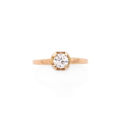 bague de fiançailles en or jaune ornée d'un diamant rond de taille brillant