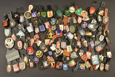 de nombreux types de badges différents sur un fond noir