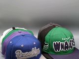 trois casquettes portant les noms d'équipes de baseball, disposées côte à côte