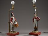 paire de figurines en porcelaine représentant des soldats avec des lampes sur des socles